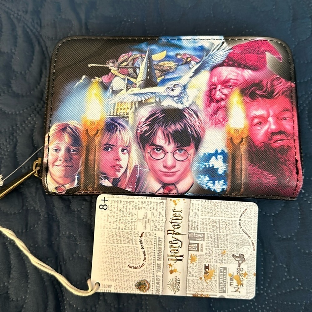 - Harry Potter zip around Loungefly wallet